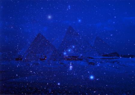 Regardez l� haut et vous verrez les trois grandes pyramides...