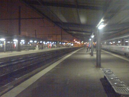 Gare de Dijon au milieu de la nuit retour vers Paris.
