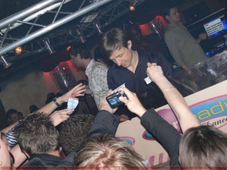 S�ance d�dicasses au milieu de World Hold On