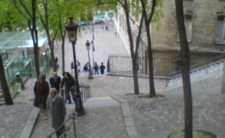 Montes et descends les escaliers � Montmartre...