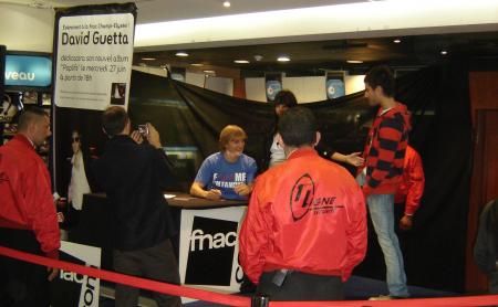 Et qui c'est que revoil�...