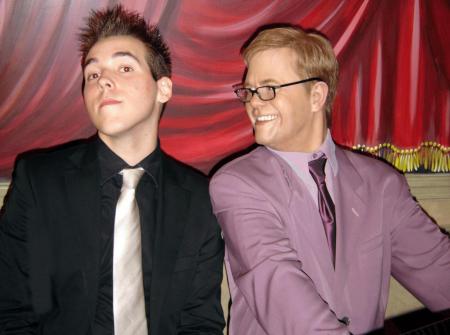 Mais qu'est ce qu'il a lui � me regarder comme ca...